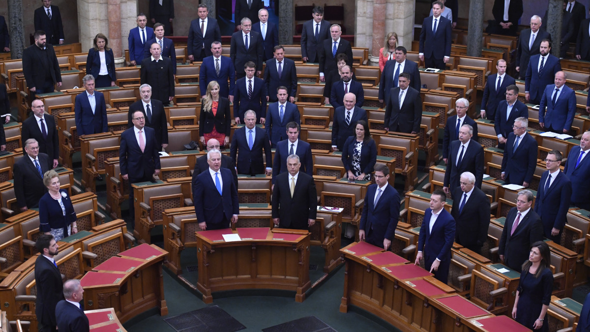 A Himnuszt éneklik a képviselők az Országgyűlés ünnepi ülésének végén, középen jobbra Orbán Viktor miniszterelnök, mellette Semjén Zsolt nemzetpolitikáért felelős miniszterelnök-helyettes (k, b), Gulyás Gergely Miniszterelnökséget vezető miniszter (j3), Rogán Antal, a Miniszterelnöki Kabinetirodát vezető miniszter (j2), Varga Judit igazságügyi miniszter (j), Mátrai Márta, a Fidesz képviselője, háznagy (b3), Magyar Levente, a Külgazdasági és Külügyminisztérium (KKM) államtitkára (b2), Benkő Tibor honvédelmi miniszter (b) 2020. május 2-án. Harminc évvel ezelőtt alakult meg a rendszerváltás utáni első szabadon választott Országgyűlés. A négy évtizedes pártállami időszak után 1990. március 25-én és április 8-án rendezték meg az első szabad, többpárti parlamenti választásokat.