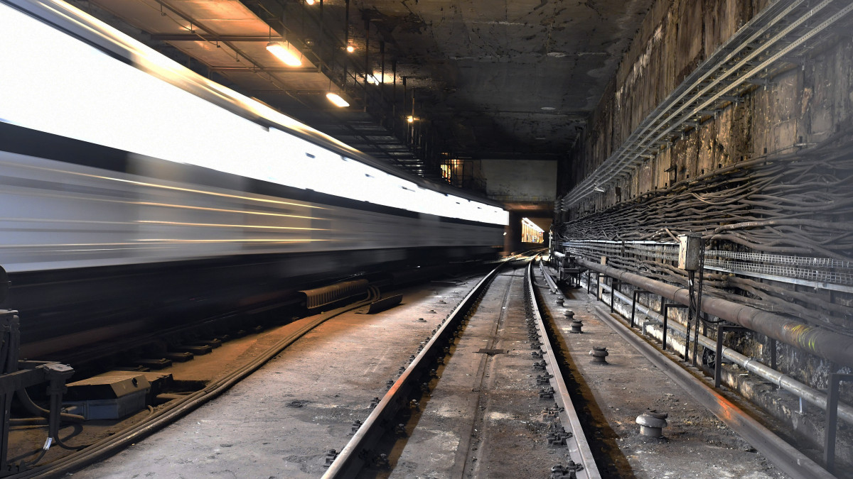 Szerelvény fordul a Nagyvárad téri ideiglenes végállomáson az M3-as metró déli szakaszának felújítási munkálatai közben 2020. február 5-én.