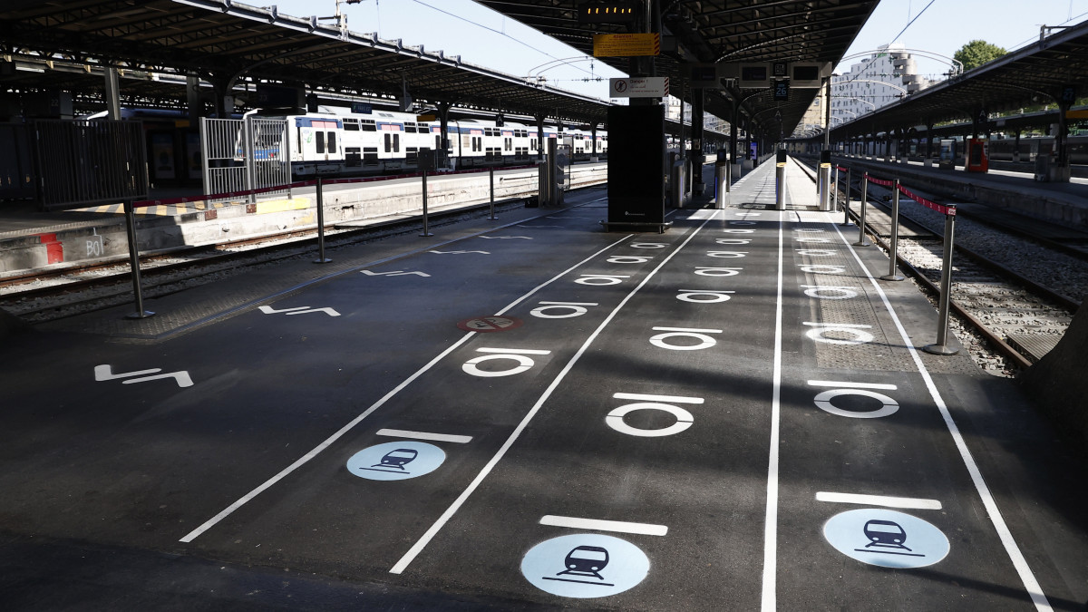 Az utasok közötti biztonságos távolságot jelző felfestések a párizsi Gare de LEst pályaudvaron 2020. május 6-án. A francia kormány május 11-től tervezi fokozatosan feloldani koronavírus-járvány miatt elrendelt általános karantént.