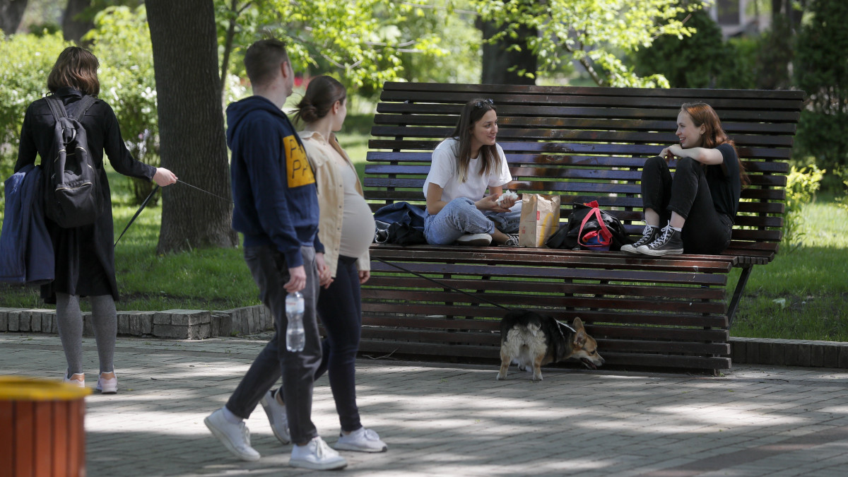 Látogatók egy kijevi parkban 2020. május 11-én. Ukrajnában a mai napon életbe lépett a koronavírus-járvány elleni korlátozások enyhítésének első szakasza.