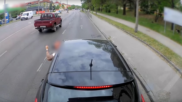 Büntetőfékkel leckéztette a buszost, de nagyon megjárta – videó