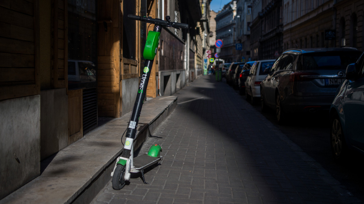 Bérelhető elektromos roller a fővárosi Dohány utcában 2020. március 16-án. Az új koronavírus-járvány miatt a főváros utcáin, közterein szinte nincsennek turisták és a helyi lakosok is jóval kevesebbet tartózkodnak a közterületeken.