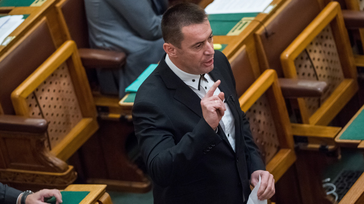 Sneider Tamás, a Jobbik parlamenti képviselője azonnali kérdést tesz fel az Országgyűlés plenáris ülésén 2019. november 11-én.