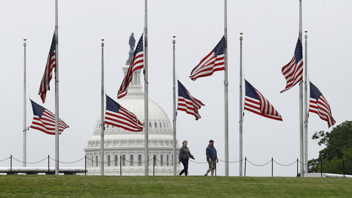 Félárbocra eresztették az amerikai zászlót a Washington-emlékmű lábánál, a Washington központjában elterülő National Mall parkban 2020. május 22-én. Donald Trump amerikai elnök elrendelte, hogy május 24-én napnyugtakor így emlékezzenek meg a koronavírus áldozatairól. Az Egyesült Államokban már madjnem százezer áldozata van a járványnak.