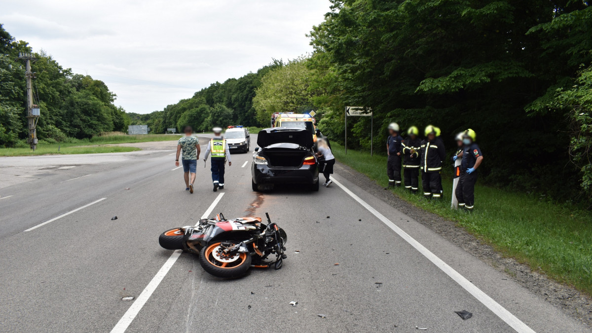 Motoros-autós ütközés Pécs határában a 66-os úton 2020. 05. 23-án.