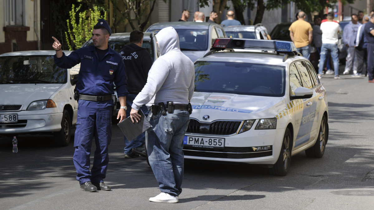 Rendőrök helyszínelnek 2020. május 24-én a IV. kerületi Temesvári utcában, ahol családi vita miatt lövöldözés történt. Egy család tagjai két autóval érkeztek a helyszínre, és szóváltásba keveredtek egy ott lakó családdal. A vita során az egyik autó utasa egy gumilövedékes fegyverrel több lövést adott le, majd a helyszínről elmenekültek. Két ember sérült meg, a mentők mindkettőjüket kórházba vitték.