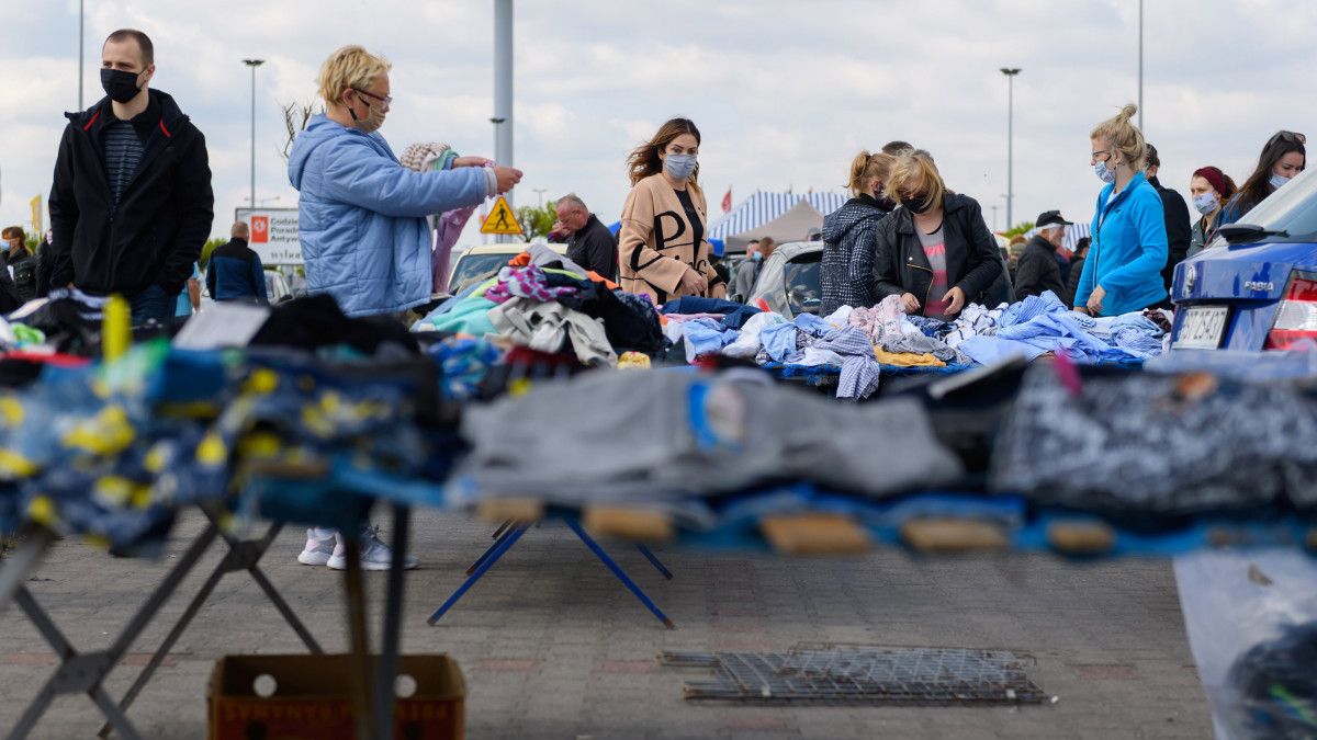 Vásárlók az új helyen ismét megnyitott bolhapiacon Poznanban 2020. május 17-én. A lengyel kormány tovább lazít a koronavírus-járvány miatt hozott intézkedéseken, május 18-tól megnyílnak az éttermek, a fodrászatok az egészségügyi szabályok betartása mellett.