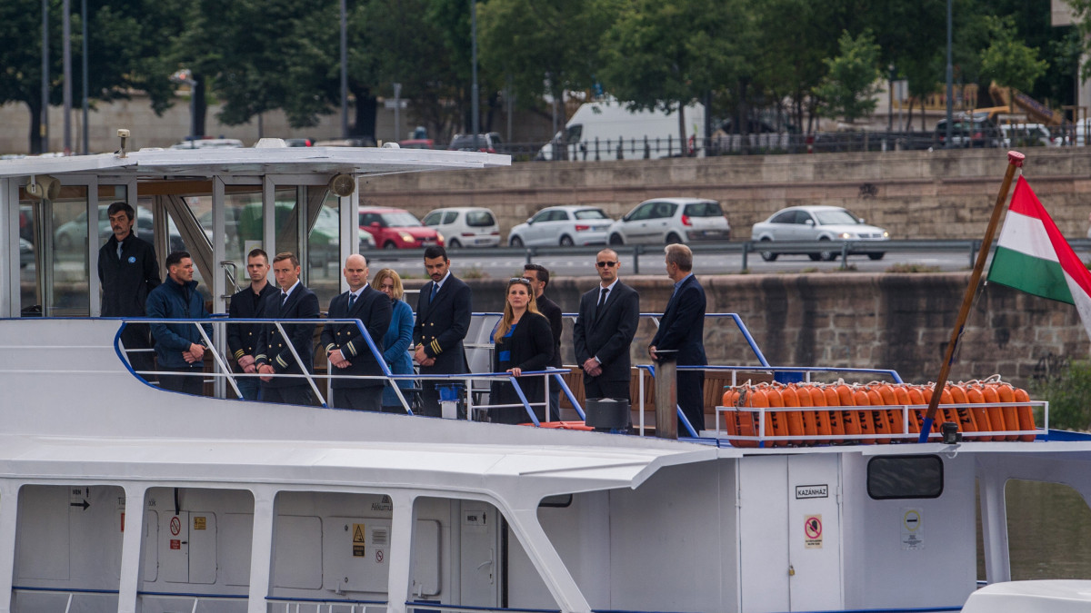 Résztvevők a Hableány sétahajó egy évvel ezelőtt történt tragédiájának évfordulóján az üzemeltető Panoráma Deck Hajózási Társaság ökumenikus hajós szertartásán a Dunán, a Margit híd közelében 2020. május 29-én. A sétahajó 2019. május 29-én este a Margit híd közelében merült el a vízben, miután összeütközött a Viking Sigyn szállodahajóval. A Hableányon 35-en utaztak, 33 dél-koreai turista és a kéttagú magyar személyzet. A balesetet követően hét dél-koreait sikerült kimenteni, és azóta huszonhét holttestet találtak meg.