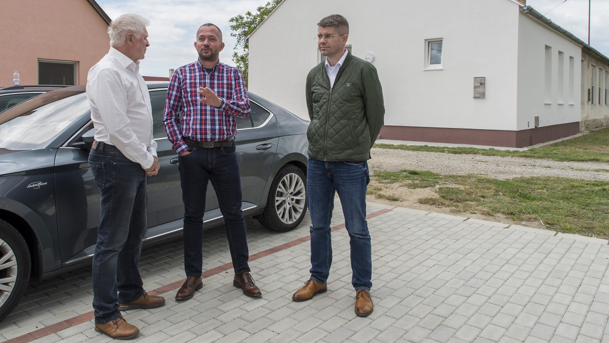 Gyopáros Alpár kormánybiztos (k), Németh József polgármester (b) és Ágh Péter, a térség fideszes országgyűlési képviselője (j) a Magyar Falu Program huszonhárom millió forintos támogatásából felújított szolgálati lakást előtt Vasegerszegen 2020. május 30-án. 