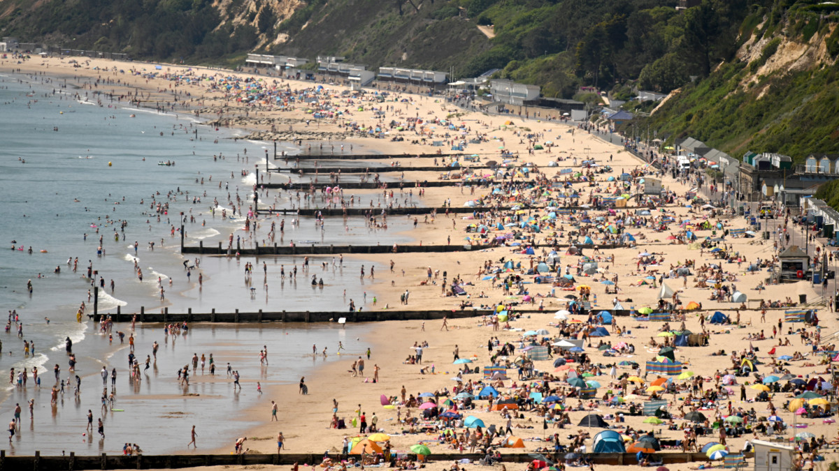 Strandolók Bournemouth partjainál 2020. június 2-án. Nagy-Britanniában június 1-től újranyitottak az általános iskolák, valamint engedélyezett a hat személyt meg nem haladó társaságok összejövetele.