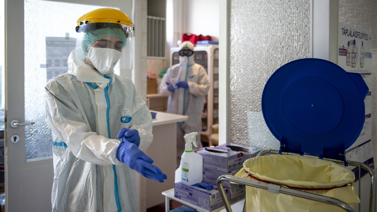 A kormany.hu által közreadott képen védőfelszerelést viselő orvos a koronavírussal fertőzött betegek fogadására kialakított részlegen az Országos Korányi Pulmonológiai Intézetben 2020. április 21-én.