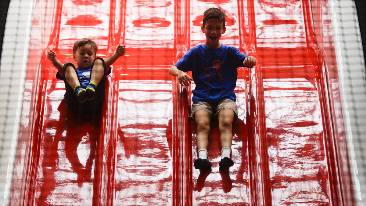 Gyerekek játszanak egy játszóházban a zuglói Jókai Mór Általános Iskolában tartott napközis nyári tábor külső programján a budapesti Millenáris Parkban 2015. július 21-én.