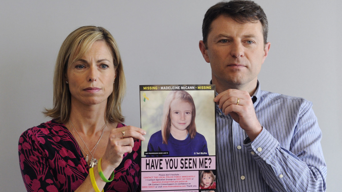 2012. május 2-án egy londoni sajtótájékoztatón készített kép Kate és Gerry McCannről, az akkor öt éve eltűnt lányuk számítógépes utómunkával készített portréjával a kezükben. A Scotland Yard 2020. június 3-i bejelentése szerint új gyanúsítottja van a 13 éve Portugáliában eltűnt brit kislány ügyének. A gyermeknek a dél-portugáliai Praia da Luz főleg britek által látogatott Ocean Club nevű üdülőközpontjában veszett nyoma 2007 májusában, néhány nappal negyedik születésnapja előtt. A brit és a német nyomozók egy német férfi személyében azonosították az ügy gyanúsítottját. A 43 éves férfi jelenleg egy német börtönben van, de 1995 és 2007 között megszakításokkal a portugál üdülőhelyen élt. A tájékoztatás szerint a nyomozók egy telefonhívás alapján jutottak a gyanúsított nyomára.