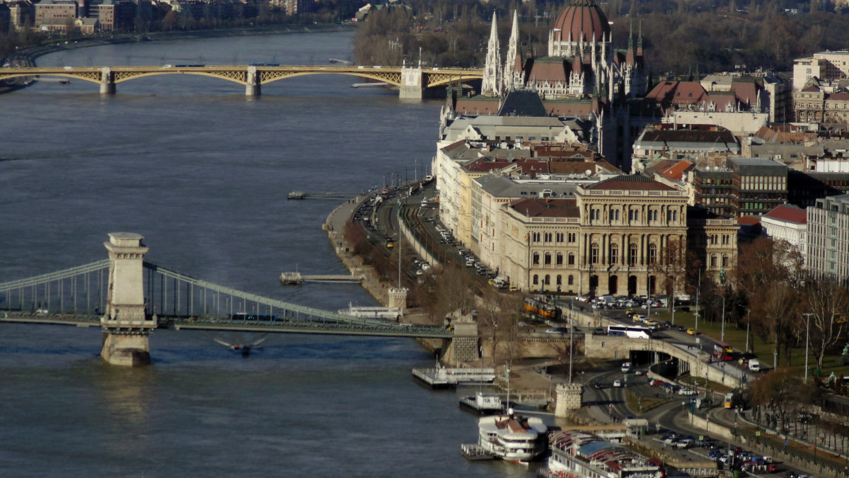 Jobbra a Magyar Tudományos Akadémia (MTA) épülete a Széchenyi téren, mögötte a Parlament, balra a Lánchíd, mögötte a Margit híd és a Margitsziget, a háttérben pedig Óbuda és a Budai-hegység vonulata látható. MTVA/Bizományosi: Róka László  *************************** Kedves Felhasználó!