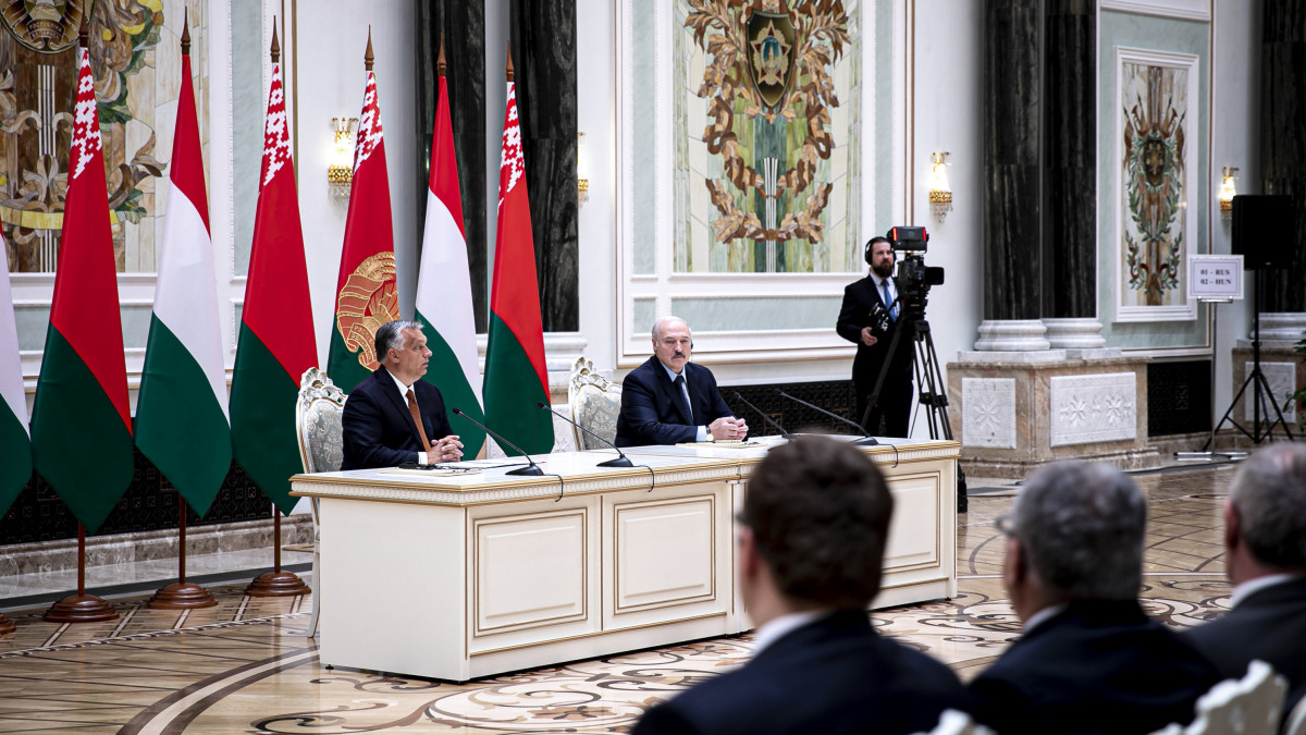 A Miniszterelnöki Sajtóiroda által közreadott képen Aljakszandr Lukasenka fehérorosz elnök (j) és Orbán Viktor miniszterelnök sajtótájékoztatója Minszkben 2020. június 5-én.