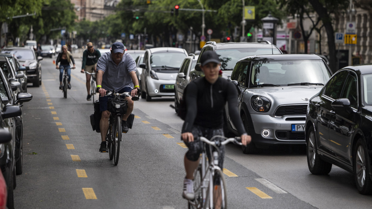 Biciklisek a fővárosi Nagykörúton kialakított ideiglenes kerékpársávon 2020. május 23-án.