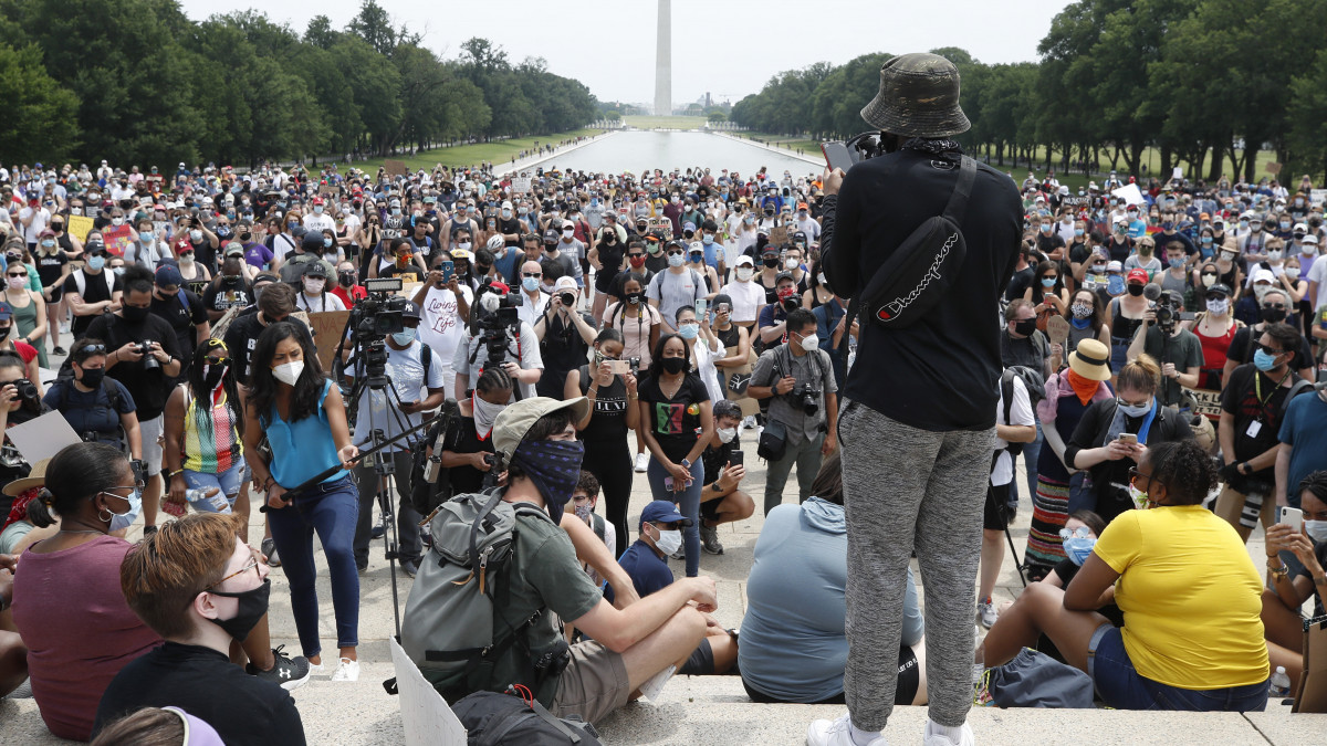 A Black Lives Matter (a Fekete életek számítanak) nevű mozgalom támogatói az afroamerikai George Floyd halála miatt tartott tiltakozó megmozduláson a washingtoni Lincoln-emlékműnél 2020. június 6-án.