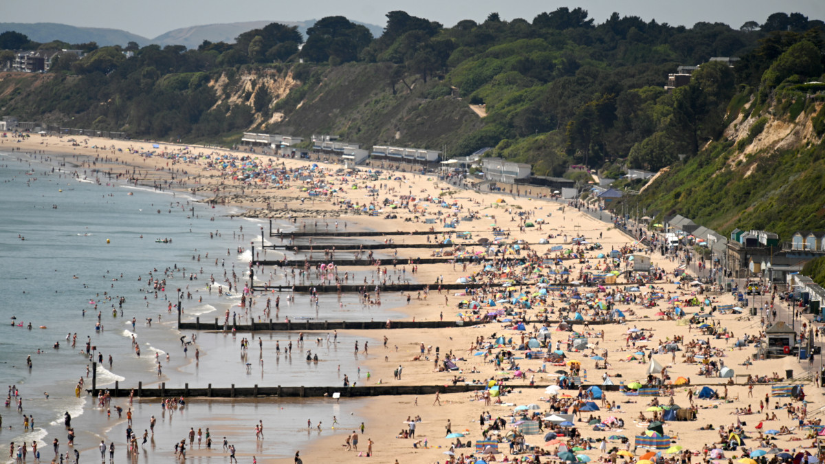 Strandolók Bournemouth partjainál 2020. június 2-án. Nagy-Britanniában június 1-től újranyitottak az általános iskolák, valamint engedélyezett a hat személyt meg nem haladó társaságok összejövetele.