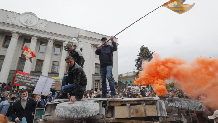 Megosztott Ukrajna, a lakosság fele szerint szétesik az ország