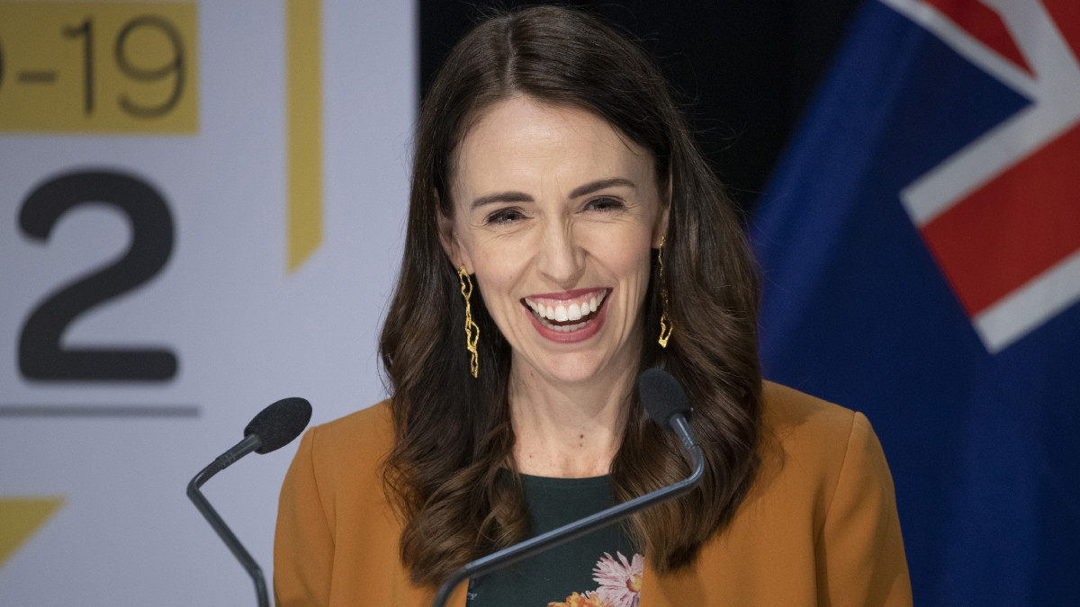 Jacinda Ardern új-zélandi miniszterelnök sajtótájékoztatót tart Wellingtonban 2020. június 8-án, ahol bejelentette, hogy Új-Zélandon az utolsó koronavírusos beteg is felépült betegségéből, a szigetállam területén két hete nem észleltek új megbetegedést.