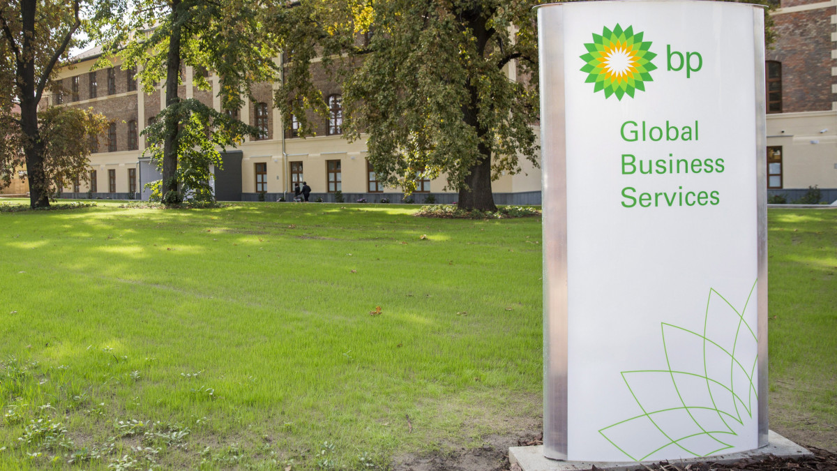 A British Petrol (BP) szegedi üzleti szolgáltatóközpontja a megnyitó napján, 2017. szeptember 26-án. A központban jelenleg 274 munkavállaló dolgozik, a foglalkoztatotti létszámot a tervek szerint 2020-ra ötszázra növelik.