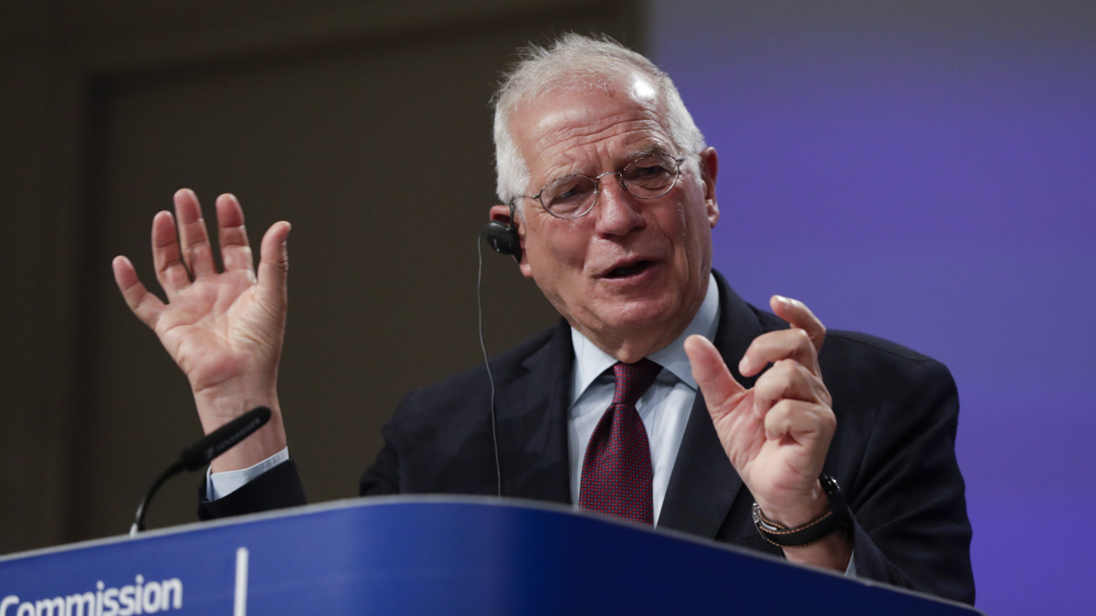 Josep Borrell, az Európai Unió kül- és biztonságpolitikai főképviselője az új többéves keretköltségvetésről és az unió külső fellépéseinek finanszírozásáról tartott brüsszeli sajtóértekezleten 2020. június 2-án.
