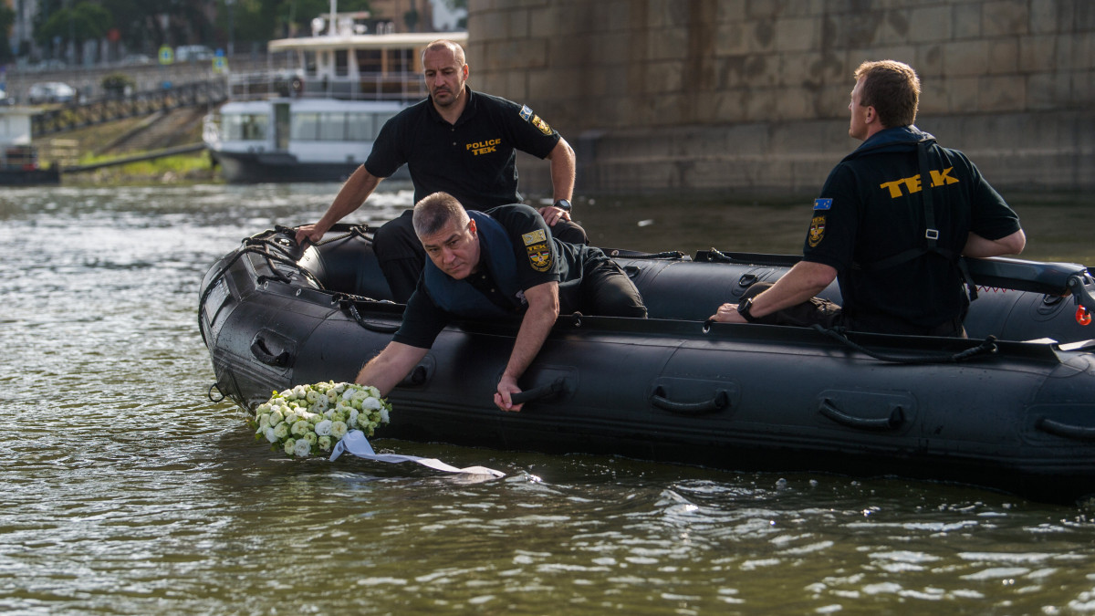 Hajdu János, a Terrorelhárítási Központ főigazgatója (k) koszorút helyez a vízfelszínre kollégáival a Hableány turistahajó áldozatainak emlékére és a hajóroncs egy éve történt kiemelése alkalmából tartott megemlékezésen a Dunán, a Margit hídnál 2020. június 11-én. A sétahajó 2019. május 29-én este a Margit híd közelében süllyedt el, miután ütközött vele a Viking Sigyn szállodahajó. A Hableányon 35-en utaztak, 33 dél-koreai turista és a kéttagú magyar személyzet. A balesetet követően hét dél-koreai állampolgárt sikerült kimenteni, huszonhét holttestet találtak meg.