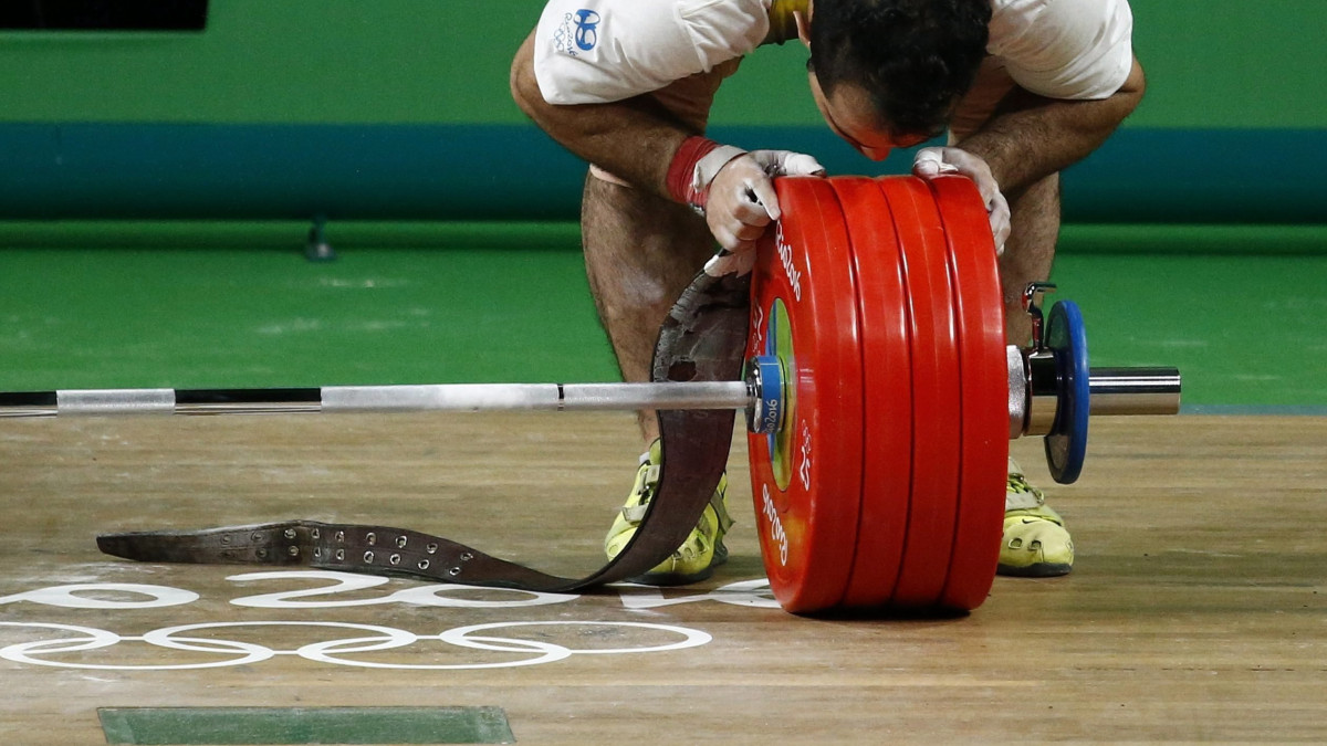 Rio de Janeiro, 2016. augusztus 14.Az iráni Sohrab Moradi megcsókolja a súlyt a férfiak 94 kilogrammos súlycsoportjában a Rio de Janeiró-i olimpia súlyemelőversenyében a Riocentro 2-es Pavilonjában 2016. augusztus 13-án. Sohrab Moradi aranyérmet nyert. (MTI/EPA/Larry W. Smith)