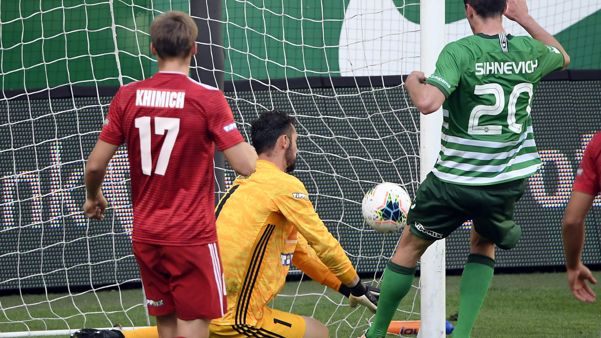 A kisvárdai kapus, Mihai Adrian Minca gólt kap a labdarúgó OTP Bank Liga 29. fordulójában játszott Ferencváros - Kisvárda mérkőzésen a Groupama Arénában 2020. június 13-án. A Ferencváros 1-0-ra győzött.