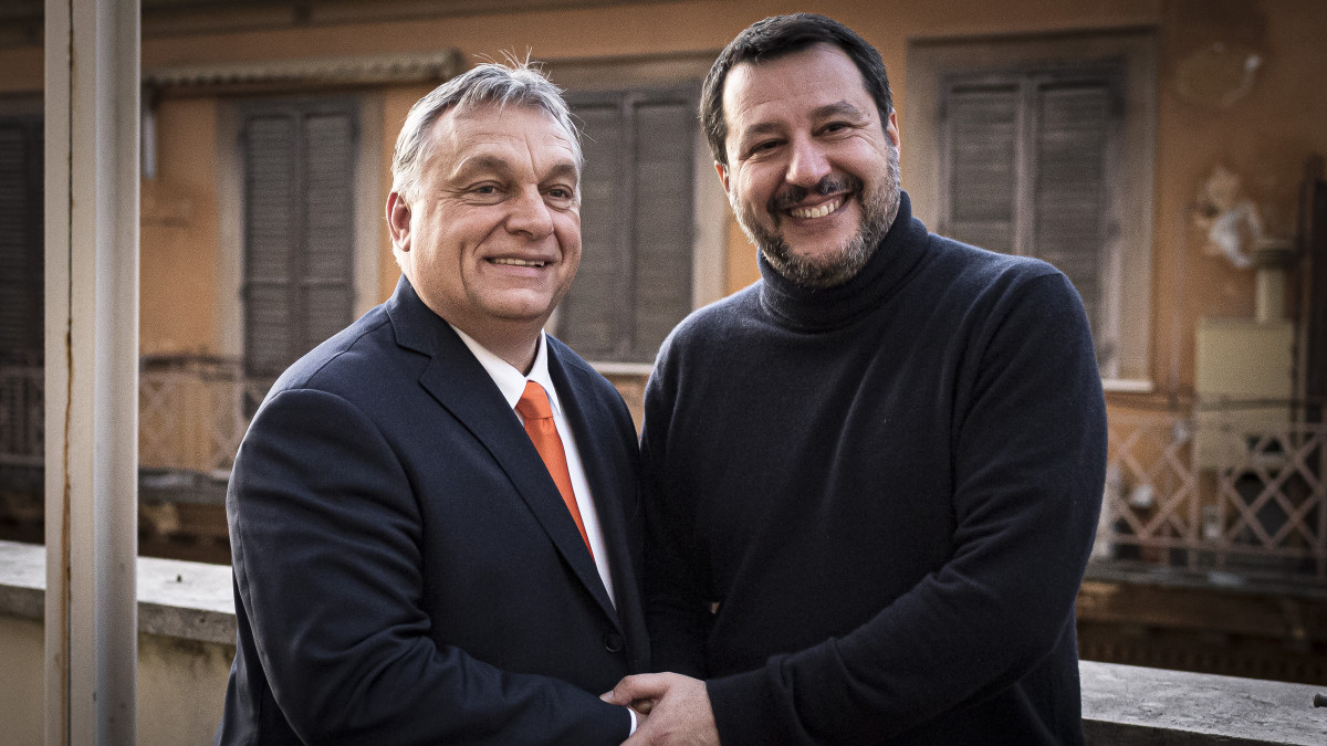 A Miniszterelnöki Sajtóiroda által közreadott képen Orbán Viktor miniszterelnök (b) és Matteo Salvini, a Liga vezetője találkozójukon Rómában 2020. február 4-én.