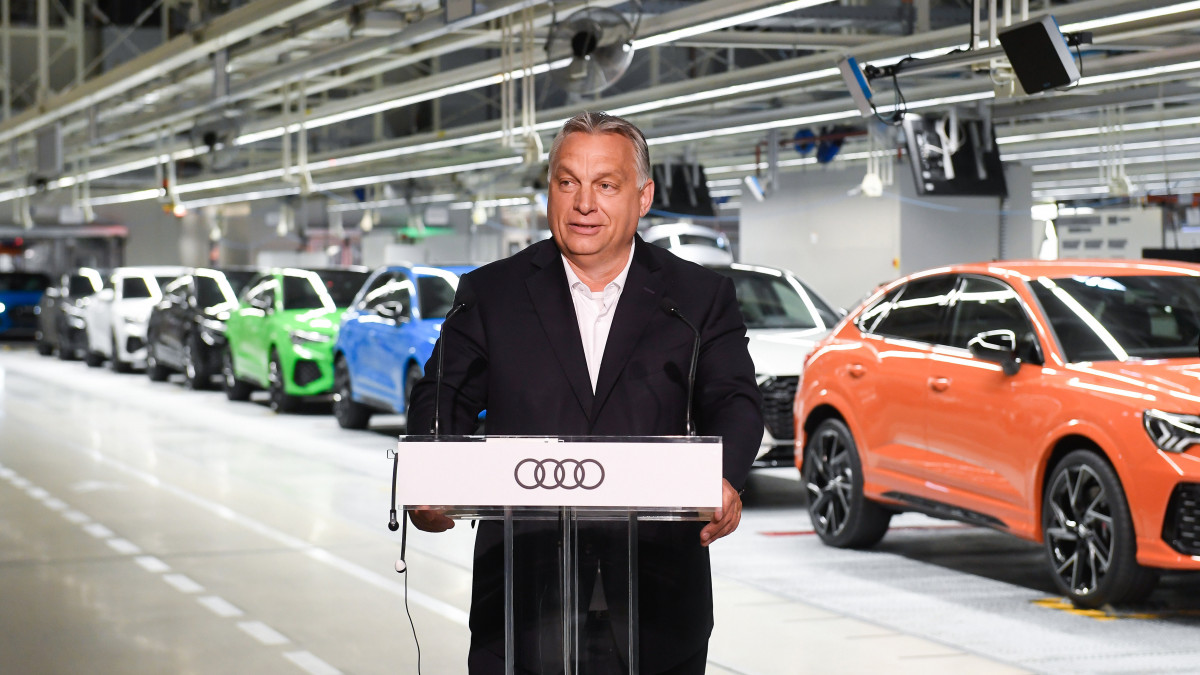 Orbán Viktor miniszterelnök beszédet mond a győri Audi-gyárban 2020. június 15-én. Orbán Viktor kormányfő a járműgyár három műszakra átállása alkalmából Palkovics László innovációs és technológiai miniszter kíséretében látogatást tett a gyárban.