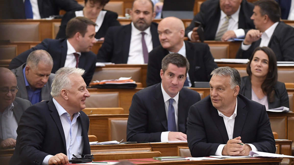 Orbán Viktor miniszterelnök és Semjén Zsolt miniszterelnök-helyettes (első sor, j-b) a veszélyhelyzet megszüntetéséről szóló törvényjavaslat végszavazása után az Országgyűlés plenáris ülésén 2020. június 16-án. A képviselők 192 igen szavazattal, egyhangúlag hagyták jóvá az indítványt.