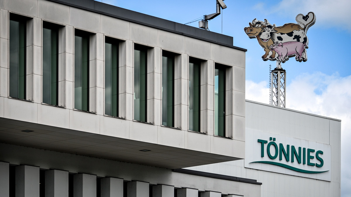 A 2020. június 17-én közreadott képen a Tönnies német húsfeldolgozó vállalat logója (j) a cég központi irodaházn a nyugat-németországi Rheda-Wiedenbrückben június 11-én. Sajtójelentések szerint a vállalat legalább 350 alkalmazottjánál kimutatták a koronavírus-fertőzést.