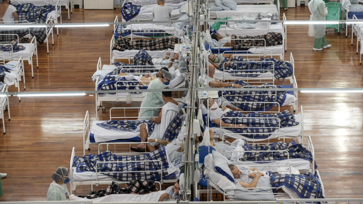 Koronavírussal fertőzött betegeket ápolnak egy tornateremben kialakított ideiglenes kórházban a brazíliai Santo Andréban 2020. június 9-én. Az Egyesült Államok után Brazíliában diagnosztizálták a legtöbb koronavírussal fertőzött személyt.