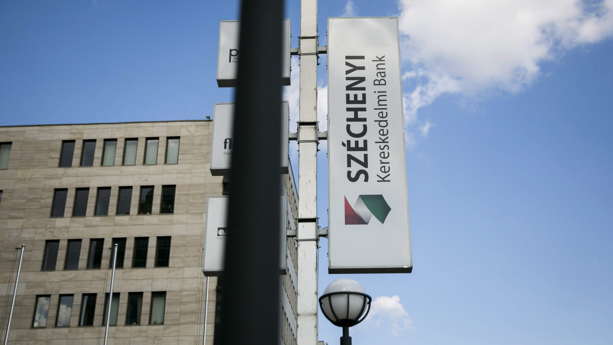 A Széchenyi Kereskedelmi Bank Zrt. cégtáblája a bank budapesti székháza előtt 2013. július 1-jén.