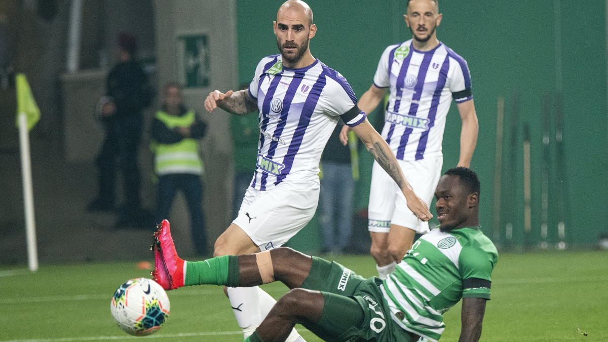 Az újpesti Steve Jonathan Heris (b) és a ferencvárosi Sylvestre Bi Boli (j) a labdarúgó OTP Bank Liga 31. fordulójában játszott Ferencvárosi TC - Újpest FC mérkőzésen a Groupama Arénában 2020. június 20-án.