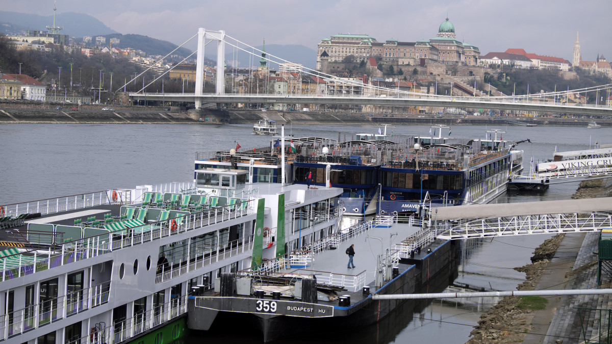 Városnézésre érkezett külföldi turistákat szállító nagy befogadó képességű hotelhajók horgonyoznak az Erzsébet hídnál. Háttérben a Budai Vár. MTVA/Bizományosi: Nagy Zoltán  *************************** Kedves Felhasználó!