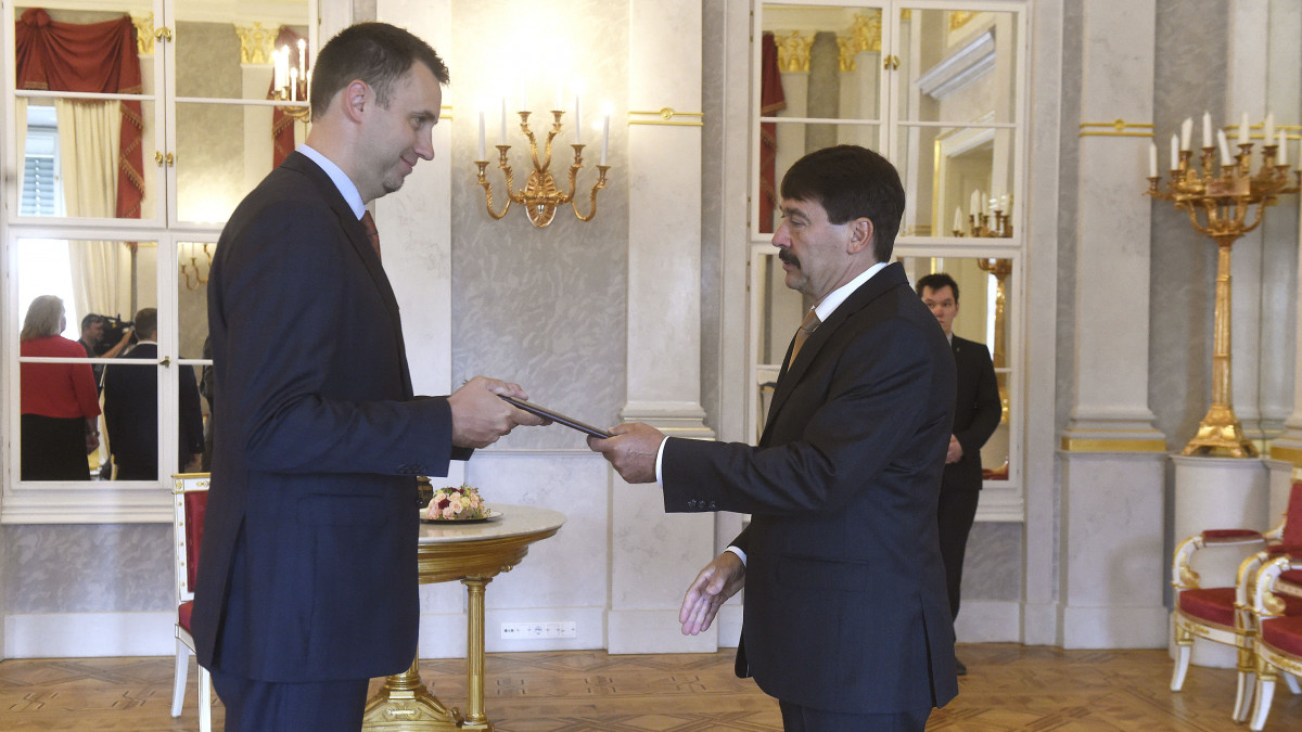 Áder János köztársasági elnök (j) átadja a kinevezési okmányt Virág Barnabásnak, a Magyar Nemzeti Bank (MNB) új alelnökének a Sándor-palotában 2020. június 23-án.