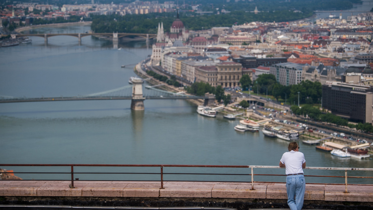 A Lánchíd és a Duna látképe a Citadella erőd felől 2020. június 8-án. Hosszú évtizedek után megújul a Citadella erőd és környezete a kormány döntése értelmében. Kiemelt kormányzati beruházás keretében a magyarság szabadságküzdelmeire emlékező, hiánypótló múzeumot és Budapest egyik legszebb közparkját alakítják ki a Gellért-hegy tetején álló Citadella erőd és közvetlen környezetének rehabilitációja során.
