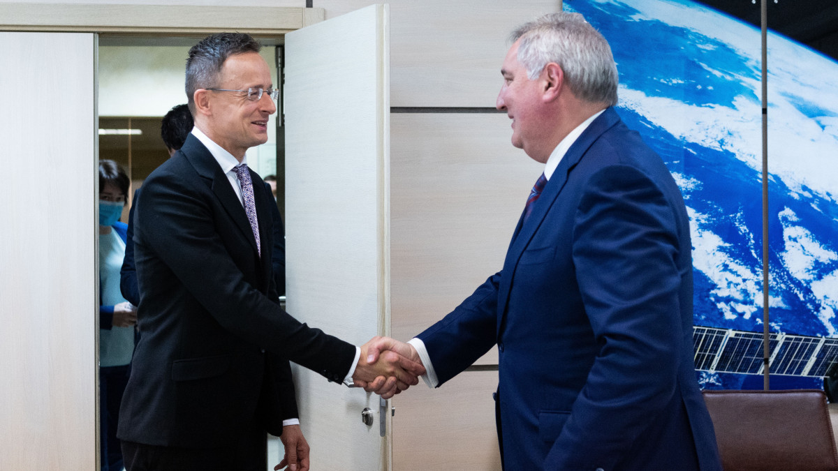 A Külgazdasági és Külügyminisztérium (KKM) által közreadott képen Szijjártó Péter Külgazdasági és Külügyminiszter (b) és Dmitrij Olegovics Rogozin, a Roszkoszmosz vezérigazgatójának találkozója Moszkvában 2020. június 23-án.