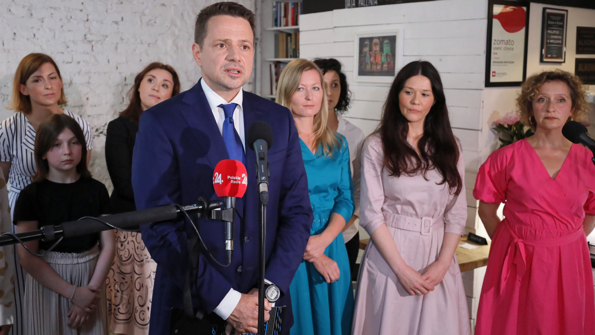 Rafal Trzaskowski varsói polgármester, a legnagyobb lengyel ellenzéki párt, a Polgári Platform (PO) kampányoló elnökjelöltje nyilatkozik, miután nőkkel találkozott egy varsói kávézóban 2020. június 18-án, tíz nappal a lengyel elnökválasztás első fordulója előtt.