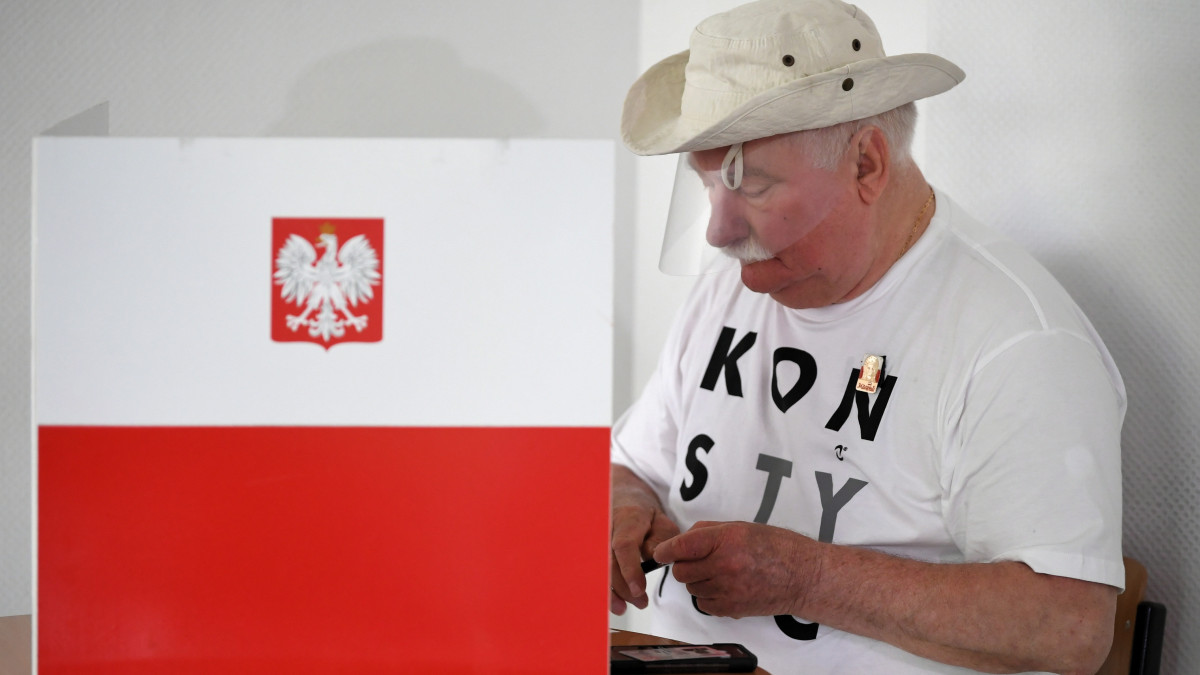 A koronavírus miatt arcvédő pajzsot viselő Lech Walesa Nobel-békedíjas volt lengyel elnök, a Szolidaritás szakszervezet egykori elnöke a lengyel elnökválasztás első fordulójában Gdanskban 2020. június 28-án.