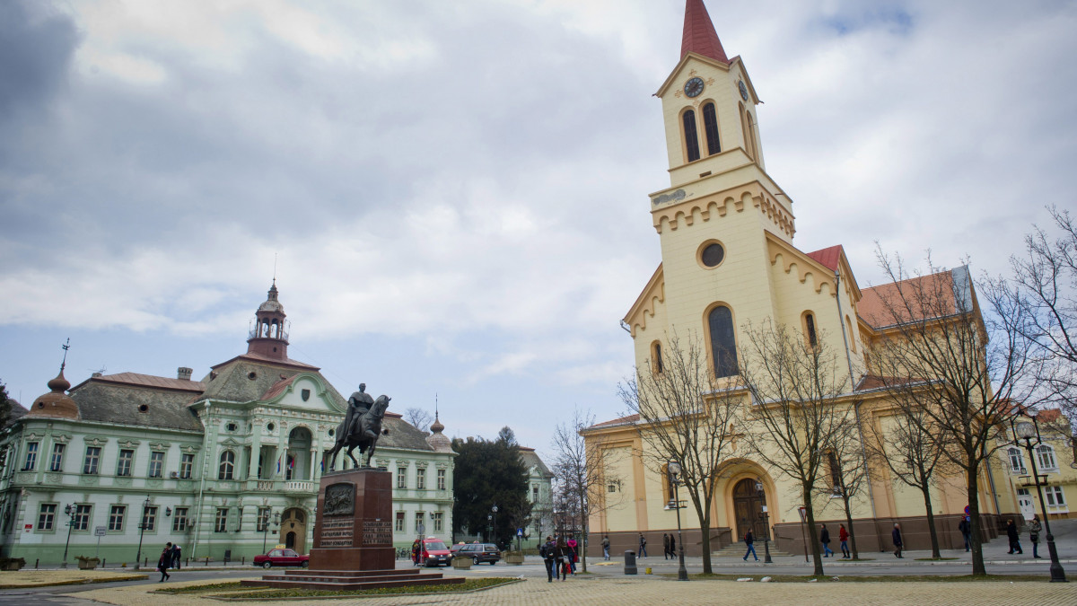 Nagybecskerek főtere, balról a városháza, középen Péter jugoszláv király szobra, jobbról a Nepomuki Szent János-székesegyház. 