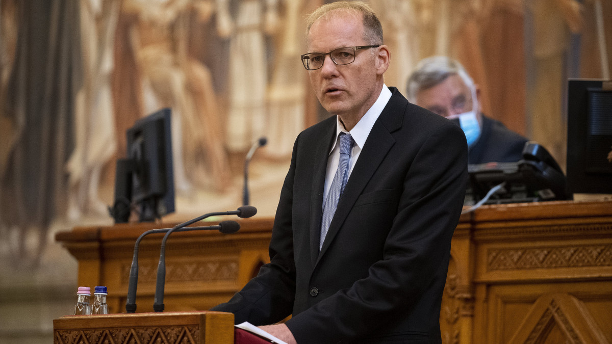Darák Péter, a Kúria elnöke a szervezet 2018. évi tevékenységéről szóló beszámolóját tartja a jogegység biztosítása és az önkormányzati normakontroll körében az Országgyűlés plenáris ülésén 2020. május 6-án.