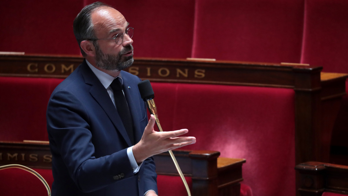 Edouard Philippe francia miniszterelnök parlamenti ülésen vesz részt Párizsban 2020. május 19-én. Ezen a napon Emmanuel Macron elnök A köztársaság lendületben (LREM) pártja elvesztette parlamenti többségét, miután hét képviselő úgy döntött, szakít a kormánypárttal, és létrehozza az Ökológia, Demokrácia és Szolidaritás nevű új frakciót.