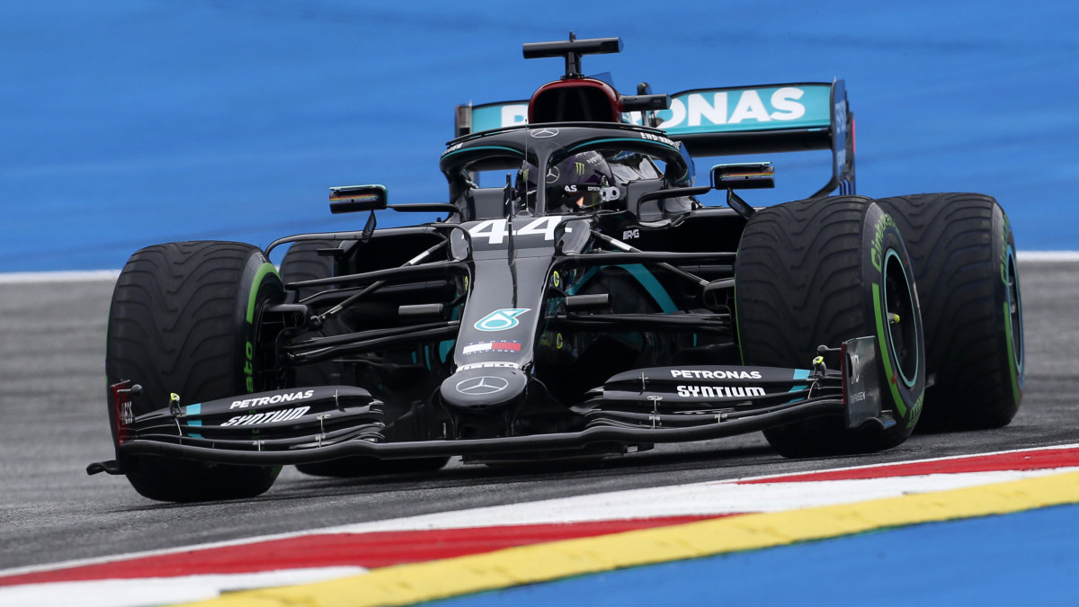 Lewis Hamilton, a Mercedes brit versenyzője a Forma-1-es autós gyorsasági világbajnokság Osztrák Nagydíjának első szabadedzésén a spielbergi pályán 2020. július 3-án. A futamot július 5-én rendezik.