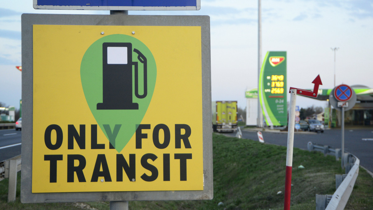 Only for transit felirat egy hegyeshalmi benzinkútnál, a magyar-osztrák határ közelében 2020. március 21-én. A koronavírus-járvány miatt Magyarország humanitárius folyosókat nyitott az átutazók számára.