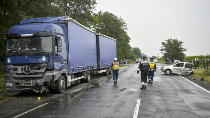 Durva karambol, teljes lezárás a 42-esen