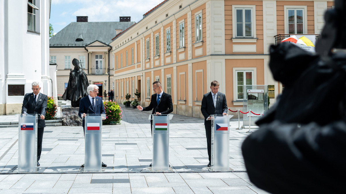 Ivan Korcok szlovák, Jacek Czaputowicz lengyel külügyminiszter, Szijjártó Péter külgazdasági és külügyminisztert és Tomas Petricek cseh külügyminiszter (b-j) a visegrádi országok (V4) külügyminisztereinek találkozóján Wadowicében 2020. július 7-én.