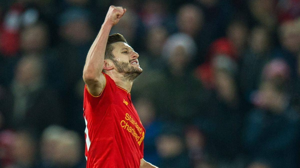 Liverpool, 2016. december 27.Adam Lallana, a Liverpool játékosa ünnepli a Stoke City elleni gólját az angol első osztályú labdarúgó-bajnokságban 2016. december 27-én játszott mérkőzésen a liverpooli Anfield stadionban. (MTI/EPA/Peter Powell)